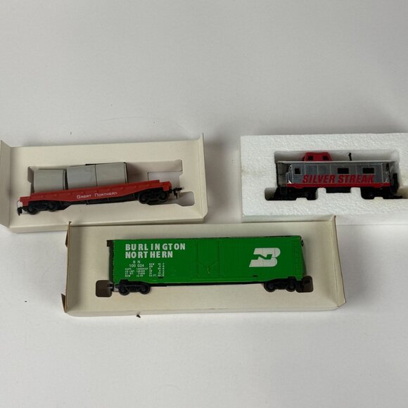 Tyco Vintage HO Scale Train Set Includes Burlington Northern Green Boxcar Great - Picture 2 of 7